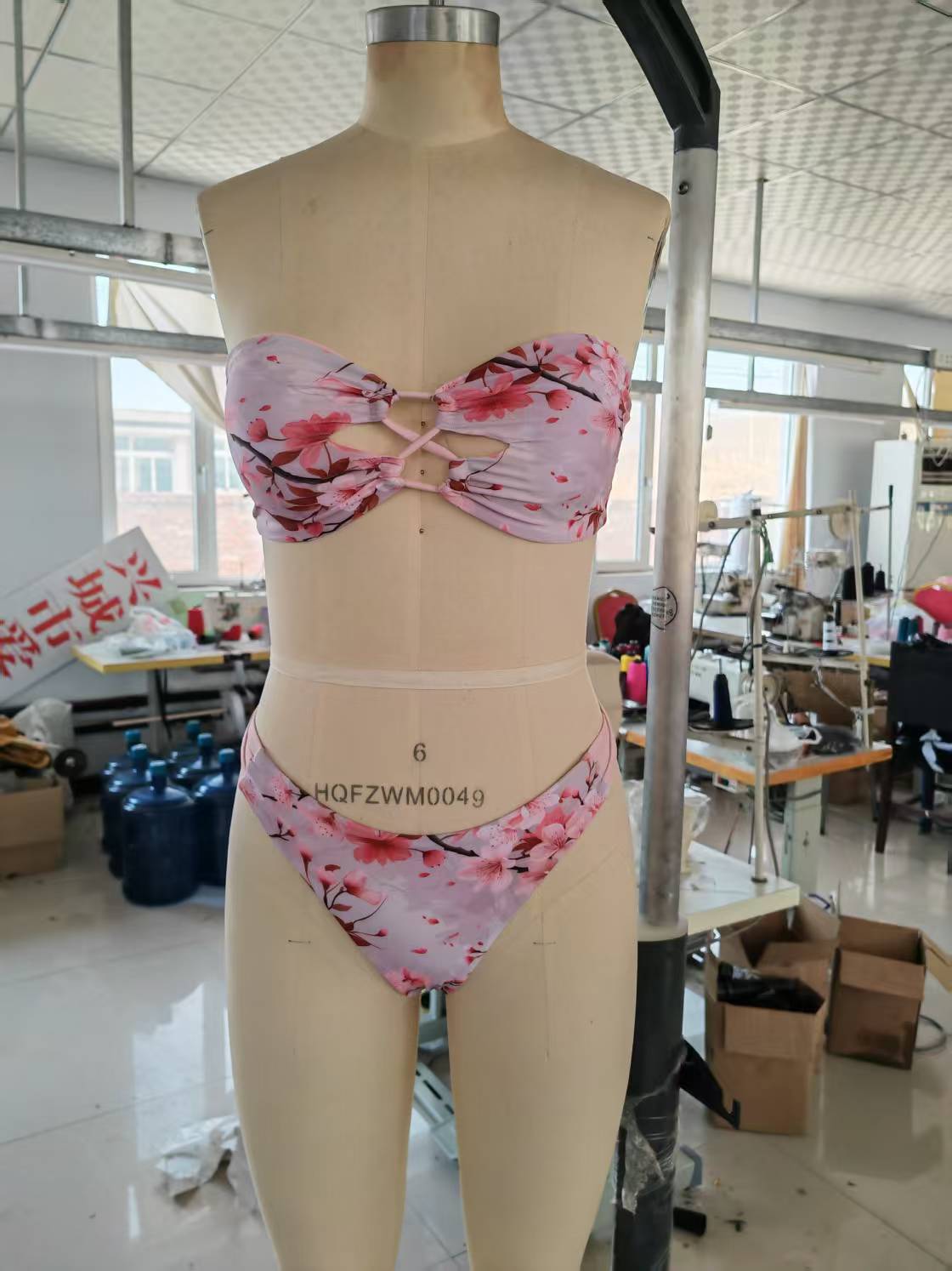 (EXCLUSIVE DROP)AKIRA SWIMSUIT STRAPLESS TOP WITH CRISSCROSS BOTTOM